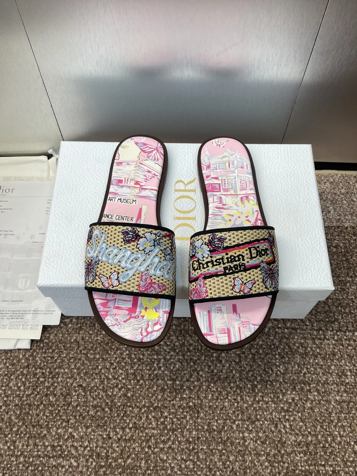 👟👟Ex-factory price 500👟👟 Dior 2025 spring and summer new style DWAY flat flip flops jelly color women's shoes CD letter logo three-dimensional embroidery round toe open toe color block sandals Material: upper imported raffia electric embroidery high temperature water-soluble cotton technical fabric + water-dyed sheepskin lining + Italian thickened leather outsole size: 34-42 (34.40.41.42. Customized, non-refundable and non-exchangeable)